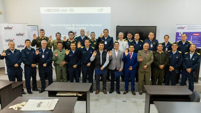 Ceplan fortalece formación estratégica en la Fuerza Aérea del Perú con lineamientos del PEDN al 2050